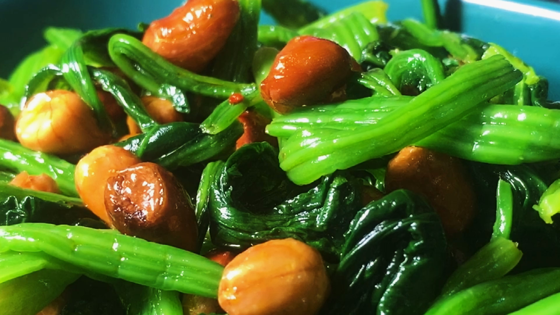 菠菜这样做太好吃了。应季小凉菜果仁菠菜,清爽开胃,做法简单。