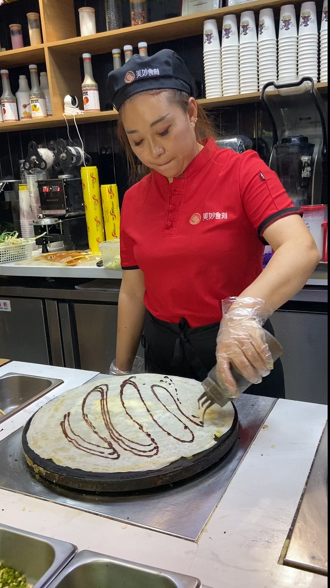 90后宝妈做煎饼,都说好吃干净,从早到晚店里人都满满的。