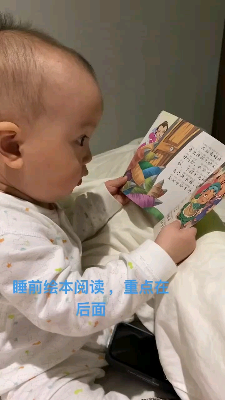 流口水就算了,看到美女还亲上去了,谁教的啊