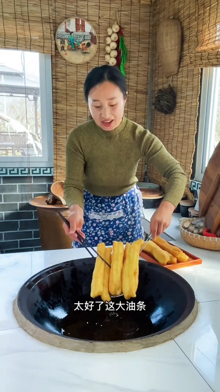 酥脆大油条配上一碗豆腐脑东北人的最爱!