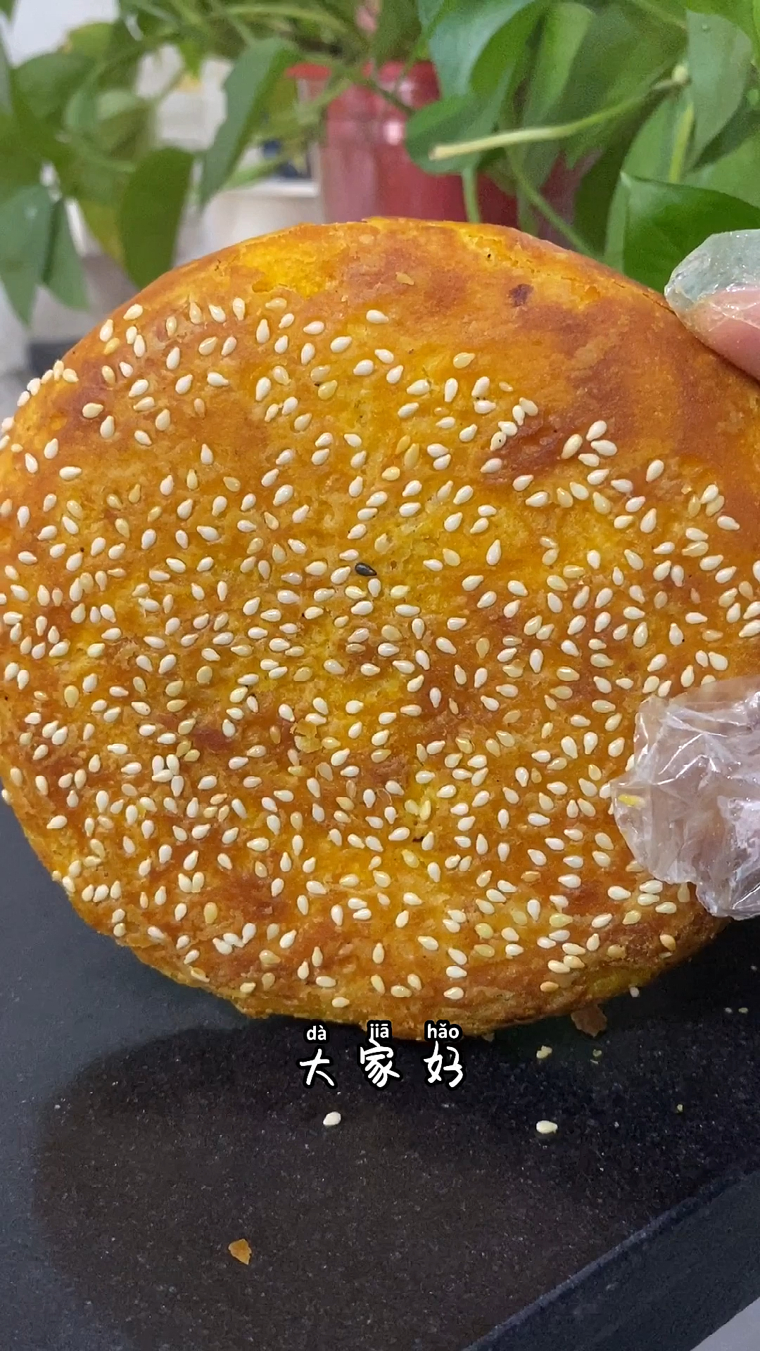 今天为大家分享一款用南瓜汁做的油酥烧饼,配方我打在视频里,喜欢的朋友收藏保存吧。