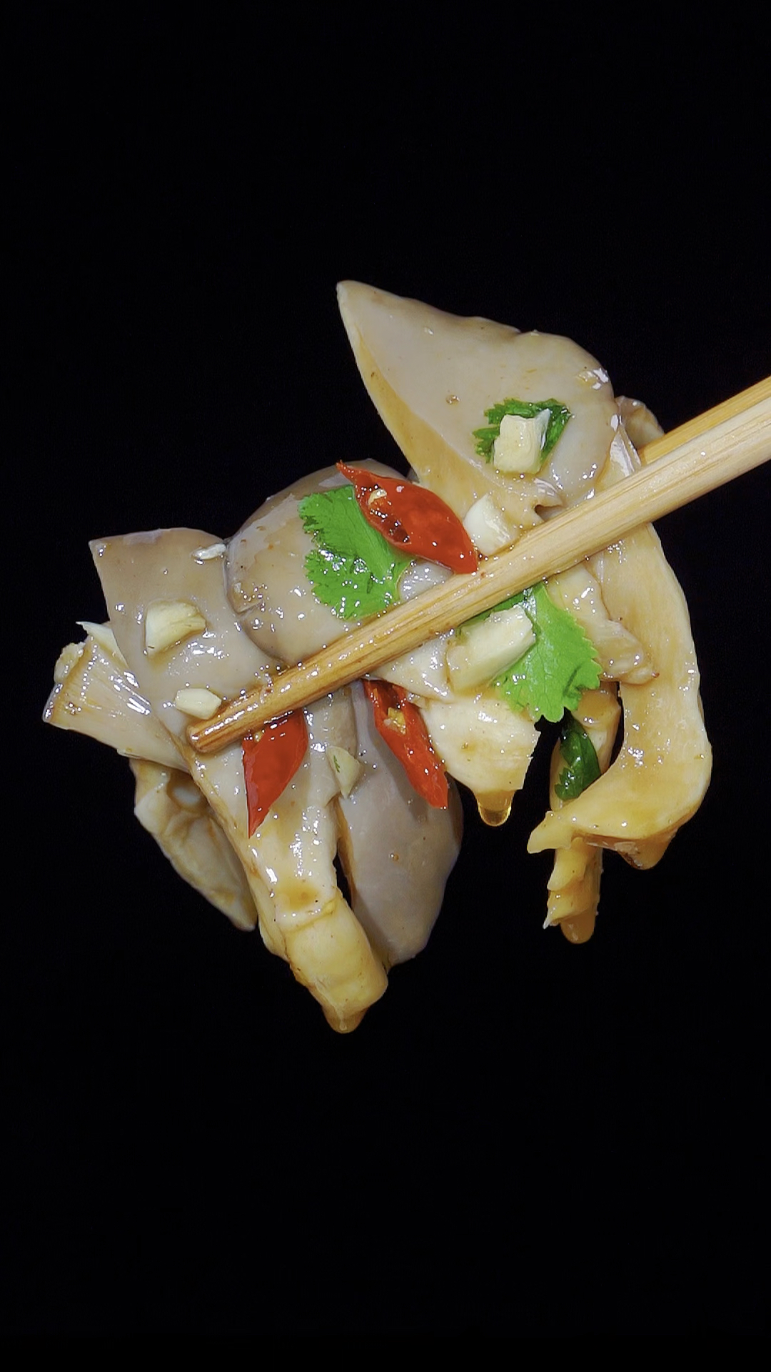 #美食#马上过年啦,年夜额饭的餐桌上做上一份这样的凉拌平菇吧,鲜嫩爽滑,好吃又解腻!