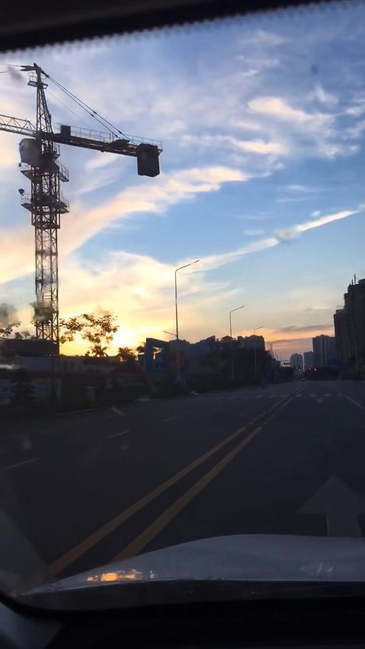 清晨的粥不好意思喝,但朝阳很美,一道光闪过,愿能照耀你的美好……