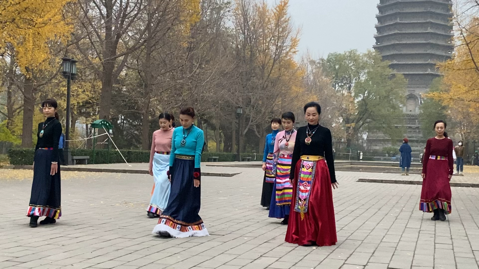 玲珑舞蹈队小徐孙敏马老师领舞表演《蓝色山谷》很有情调的舞蹈