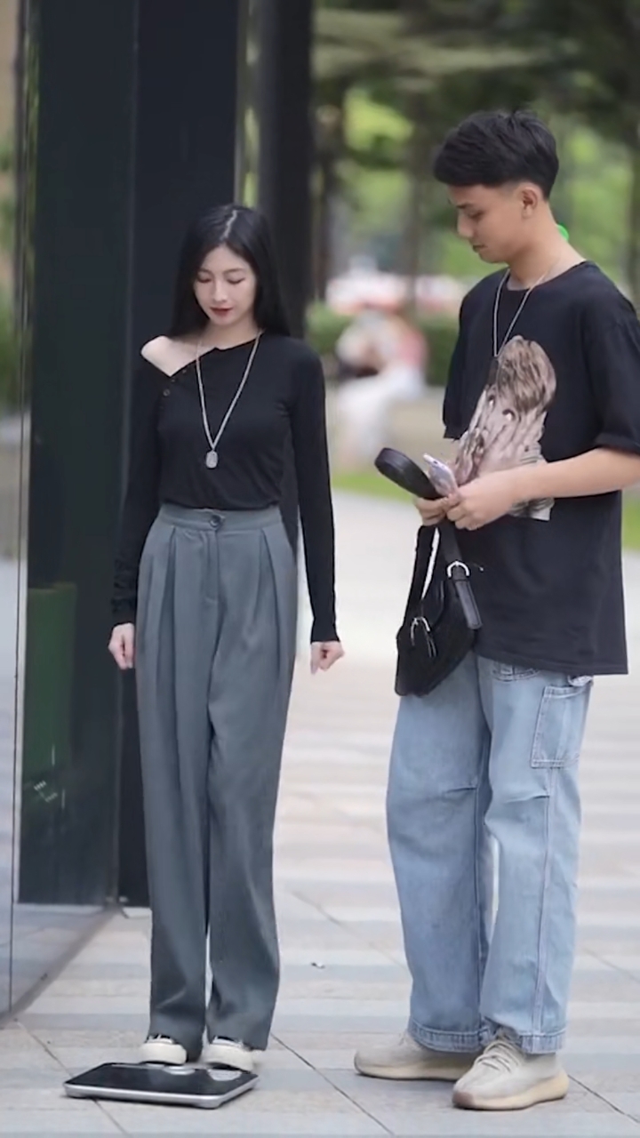 #春夏穿搭#街拍时尚小情侣街头称体重，搞笑停不下来