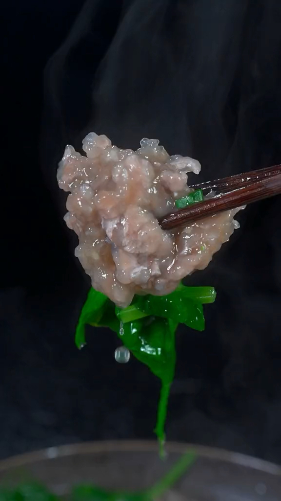汆汤滑肉怎样做才晶莹剔透,不脱粉,不浑汤?可能很多人都搞错了。