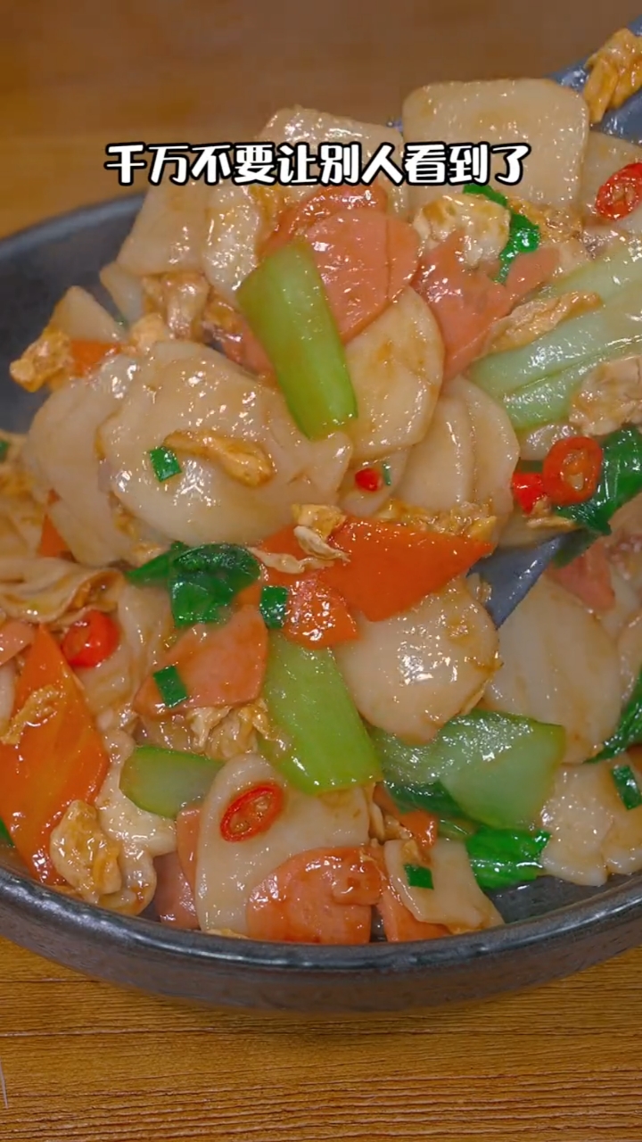 不想做饭吃的时候,可以做一个炒年糕,简单方便又好吃～
