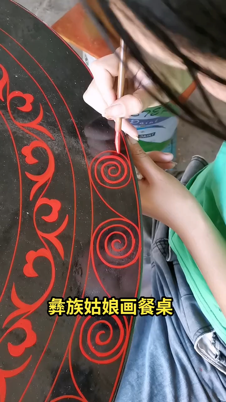 她手是真稳啊,怎么都不抖?