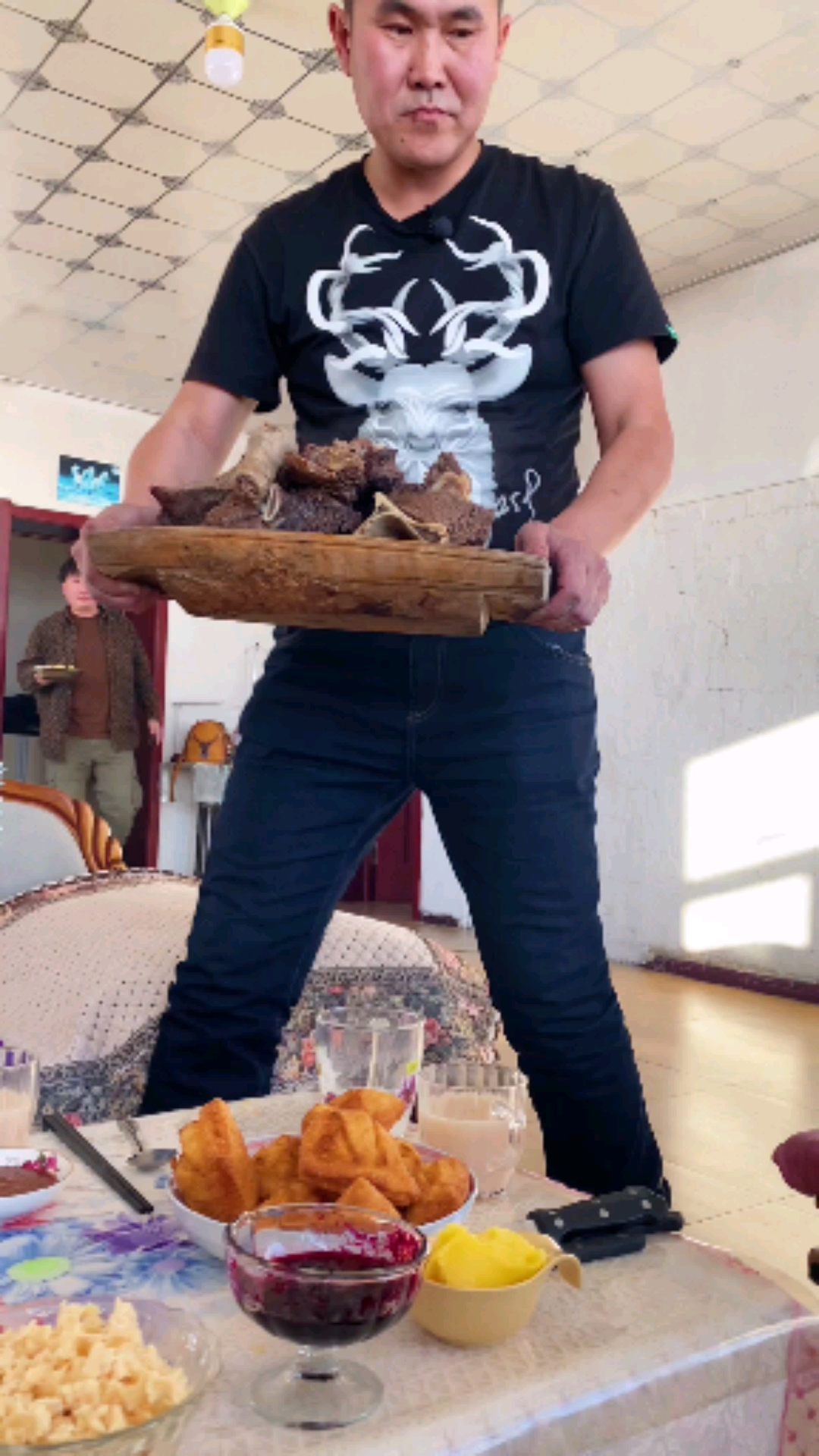 大家好!我是巴图,今天给父亲过个60岁的生日,开心