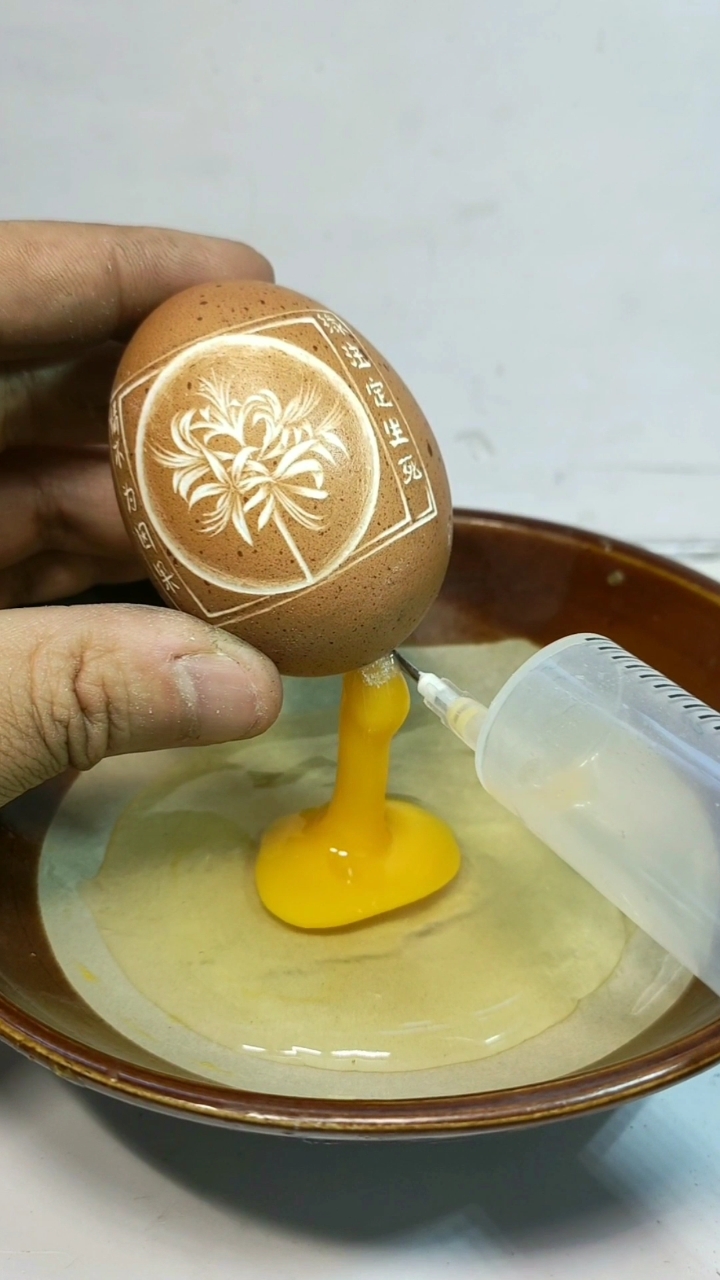 鸡蛋壳上雕刻,震惊全世界