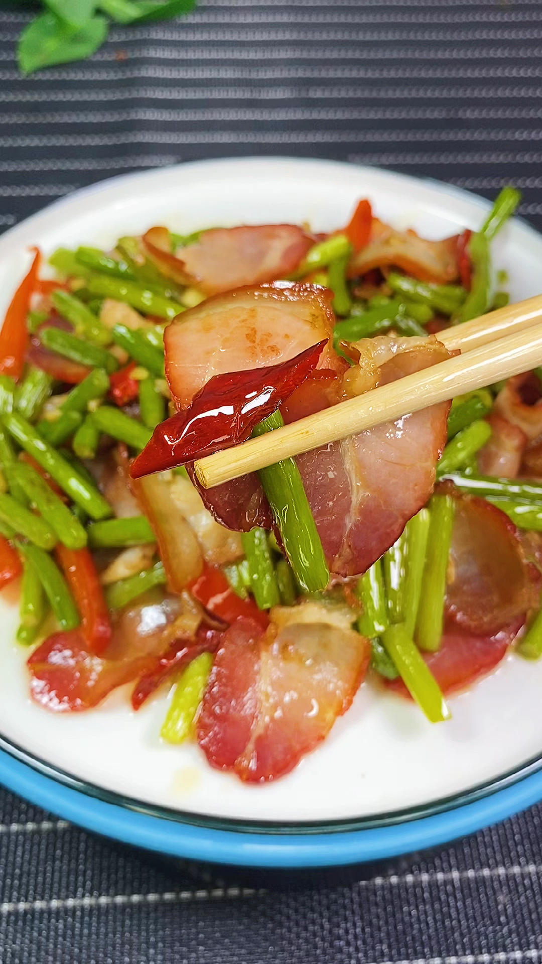 #自制美食#简单的一道家常菜蒜苔炒腊肉!