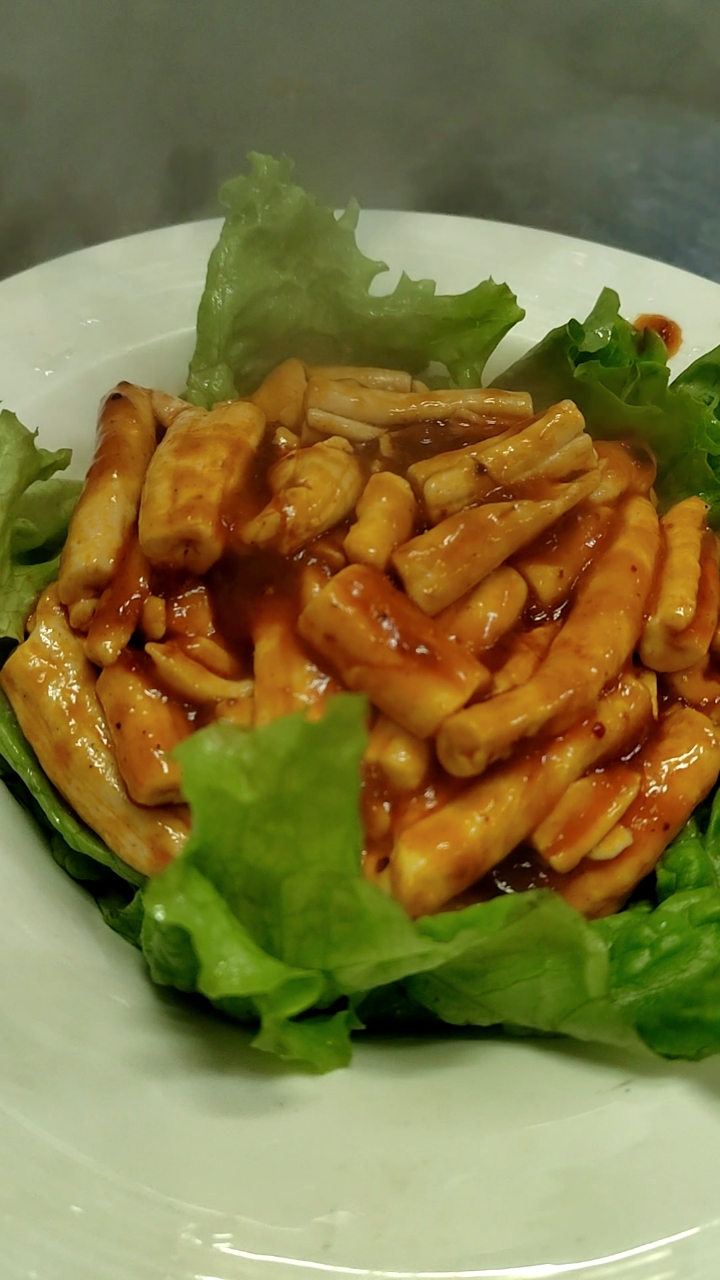 贴饼子小黄鱼,葱油牛脊髓。