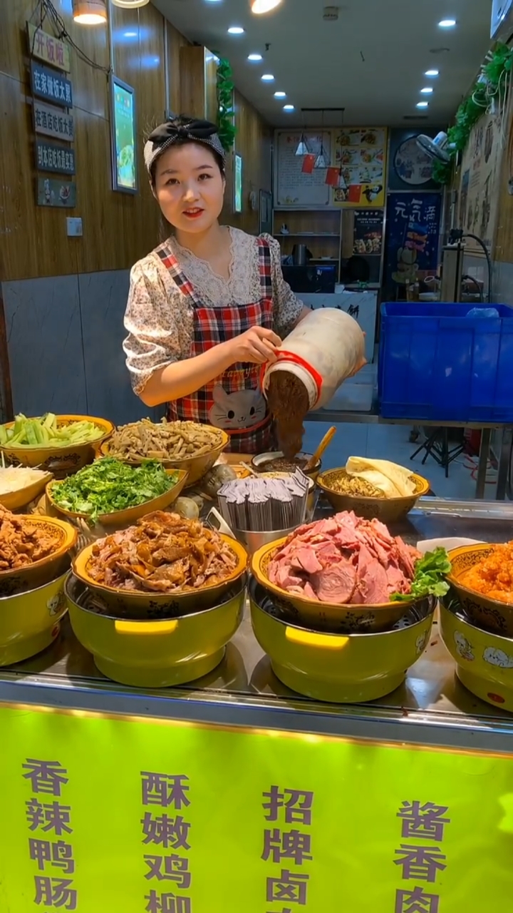 卤肉卷饼,喜欢的快来吃吧。