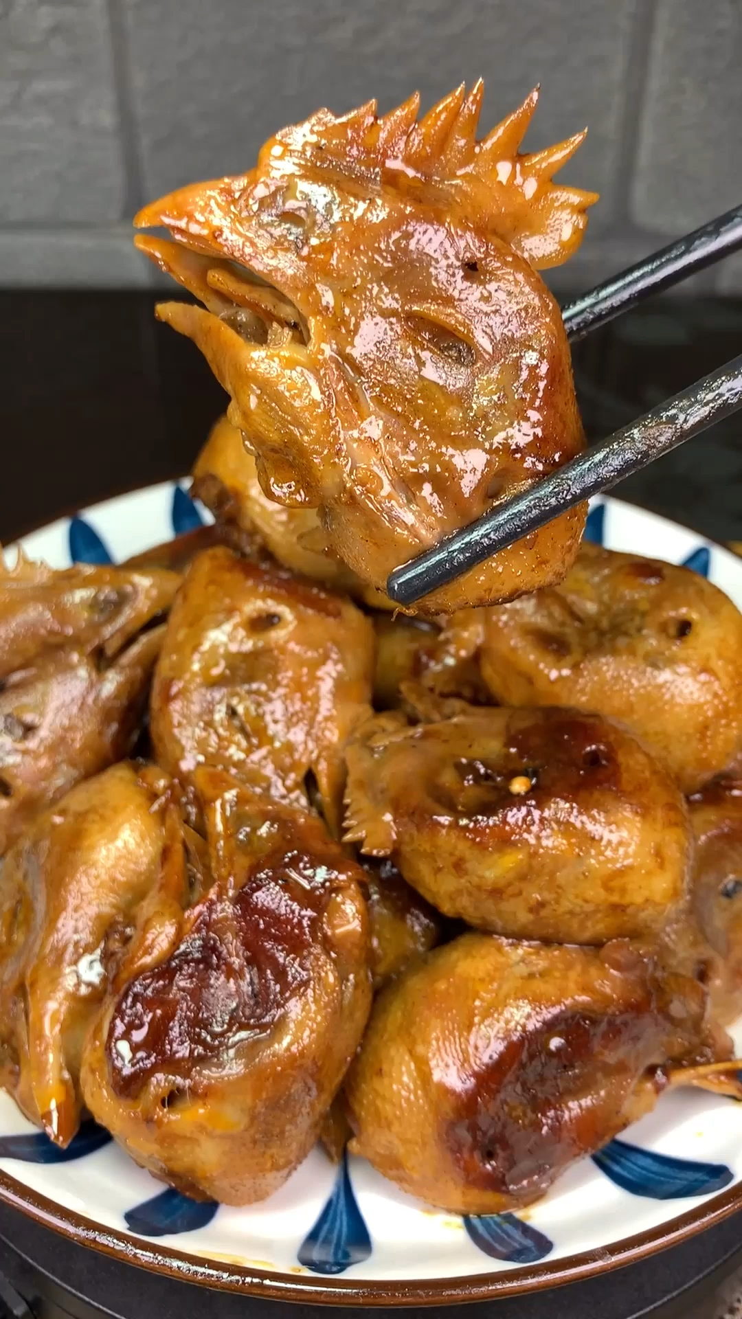 #美食#3块钱买了20个鸡头,大厨教你一个麻辣鲜香的做法,啃着吃真过瘾