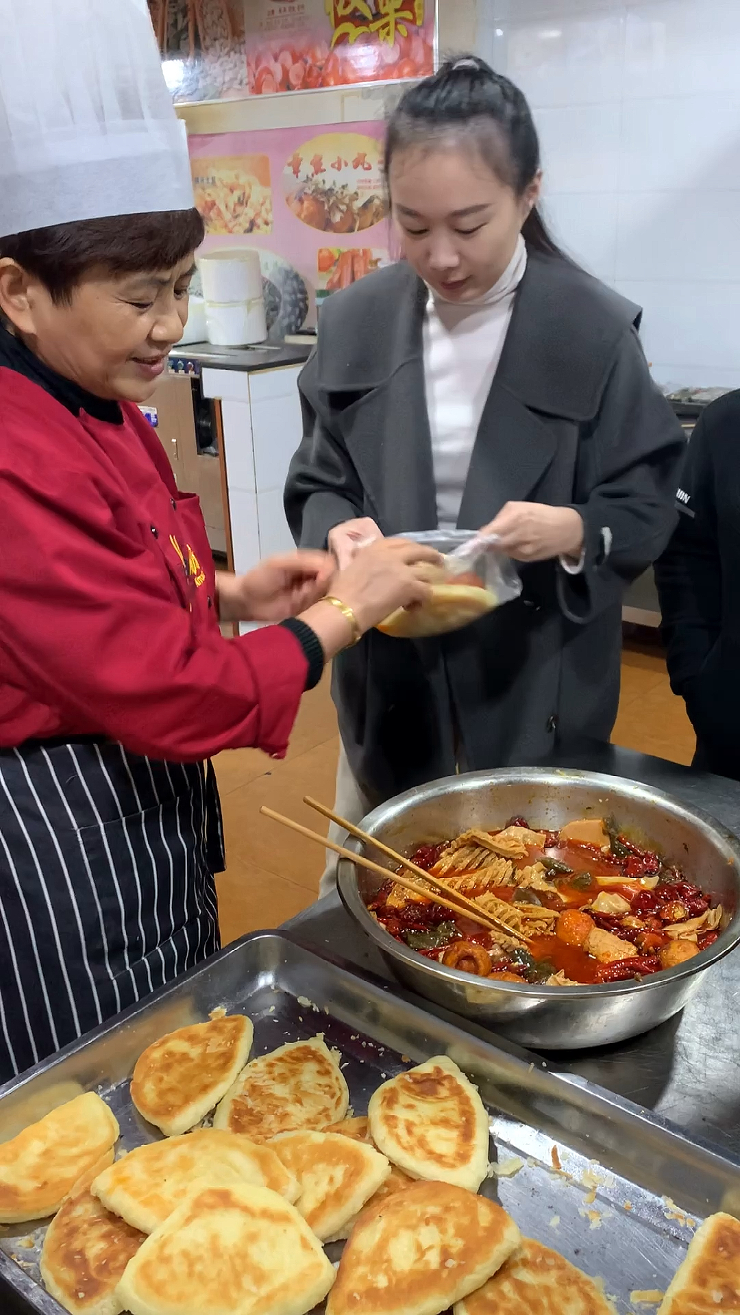 #香酥三角饼#每天1000个不够,刚卤好的串串、卤蛋、豆腐夹在饼里美的不行,一个人就能出摊