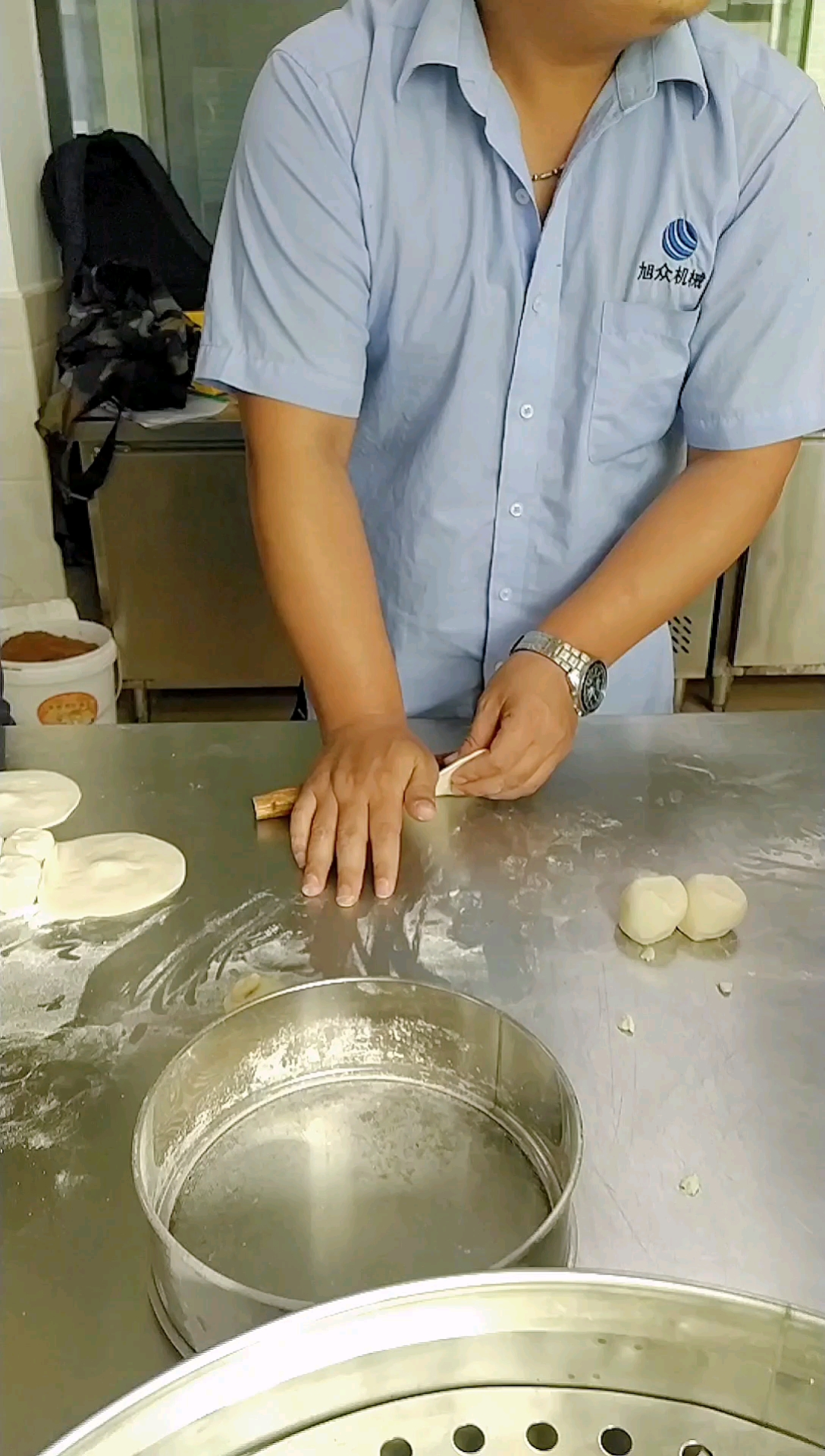 培训部客户跟师傅学习做包子现场#工厂实拍