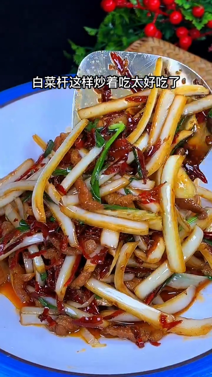 这样炒的白菜杆炒肉好吃下饭,酸辣开胃嘎嘎好吃,喝酒离不开的下酒小菜