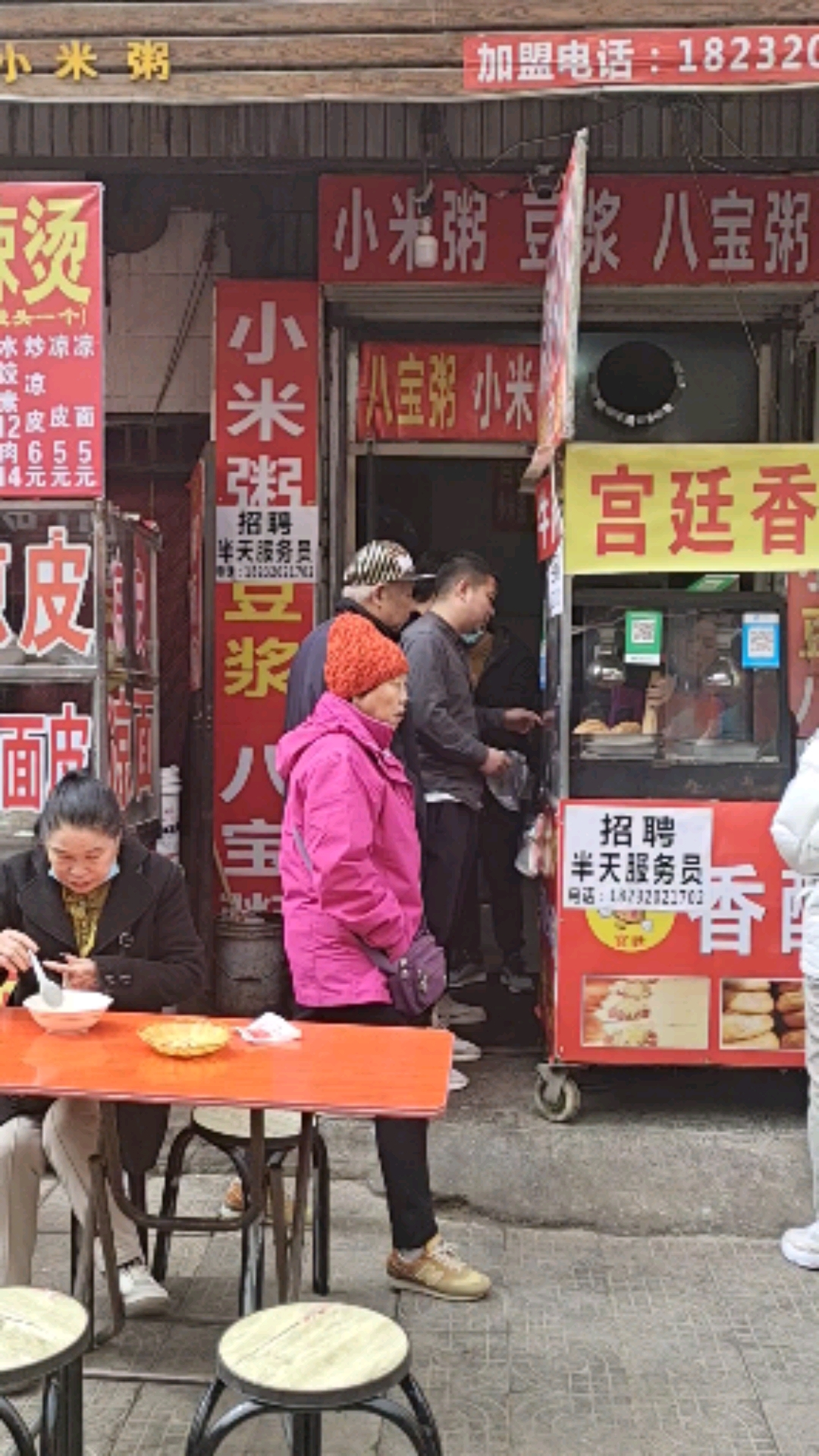 出餐快一锅二十个,五六分钟一锅,全部打包带走,不用收拾省人工省时间