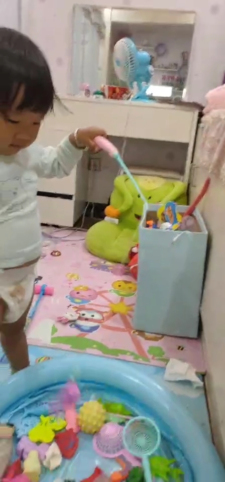 这样子钓鱼长大后的你看到会不会被自己萌到哟