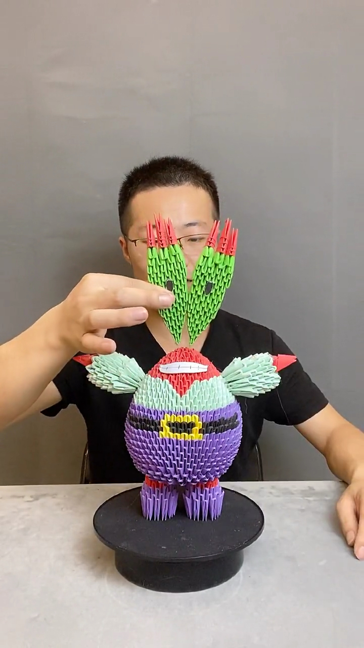 #手工制作#用2700多张纸做的蟹老板作品,看看像吗