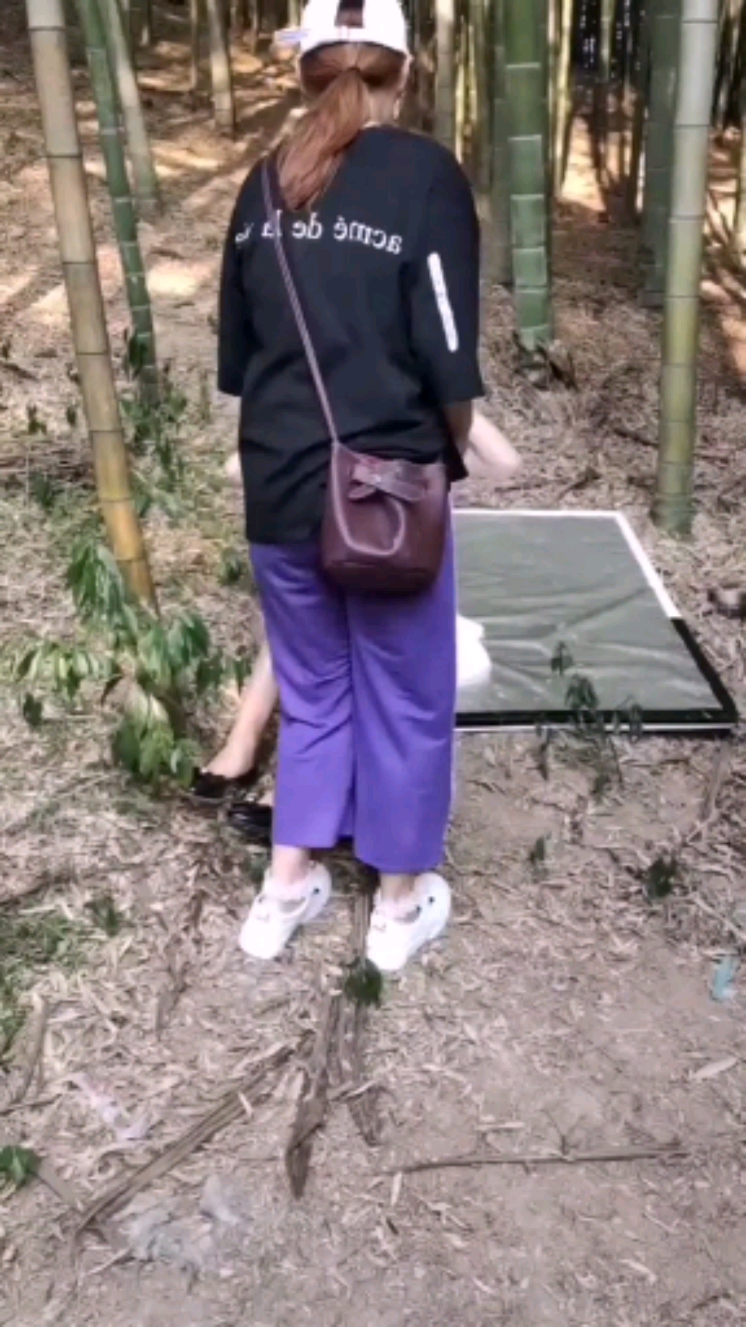 小妹妹今年13岁,长得漂亮可爱,被导演选中出演戏里面女一号!片酬一天上五位数