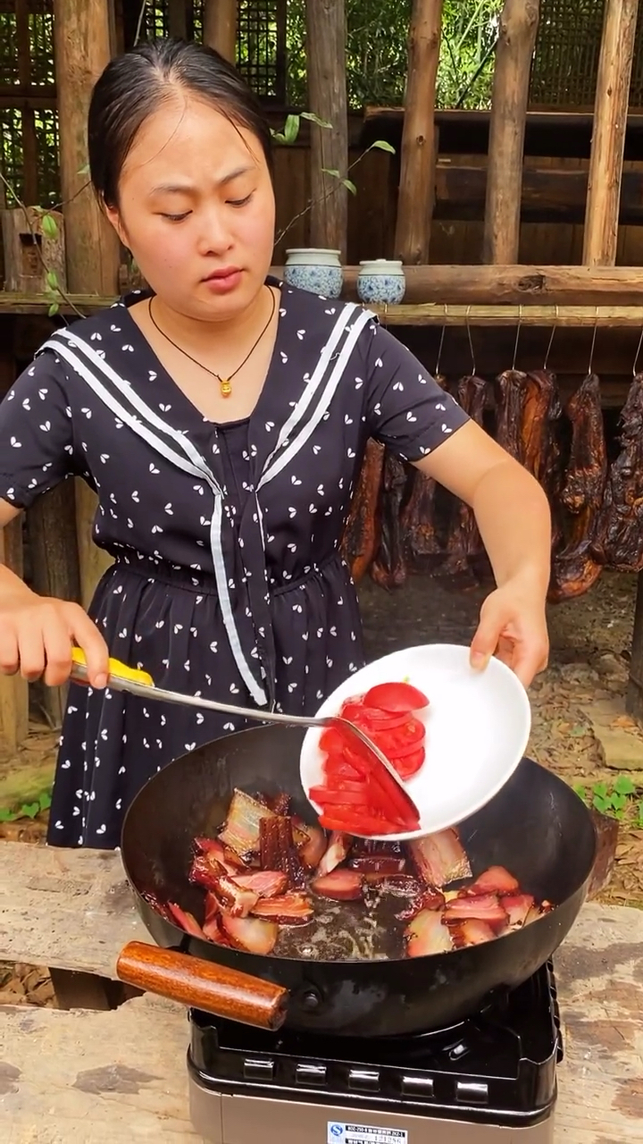 大家说腊肉跟这些菜可以一起炒么?天天吃腊肉,都不知道炒啥了!