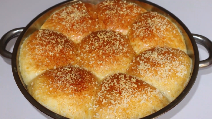 #自制美食#电烤箱烤面包不硬的秘诀，记住关键步骤，做出的面包松软拉丝