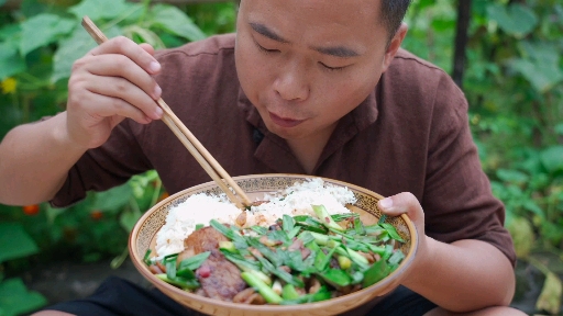 #美食#回锅肉这样吃才叫爽，和蒜苗放锅里一炒，肥而不腻，好吃又下饭
