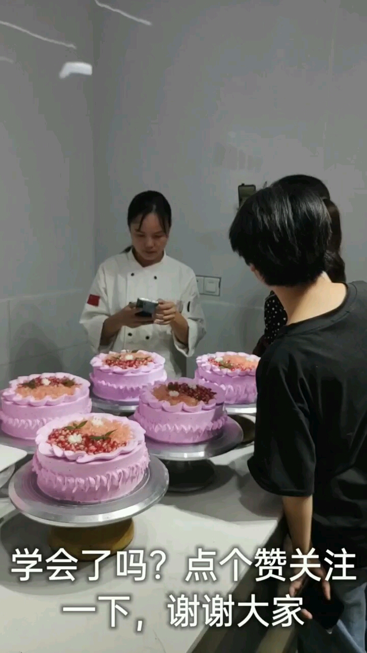 #网红蛋糕#讲解火龙果奶油调制;用一个标花袋,代替嘴子的使用;蝴蝶的挤法