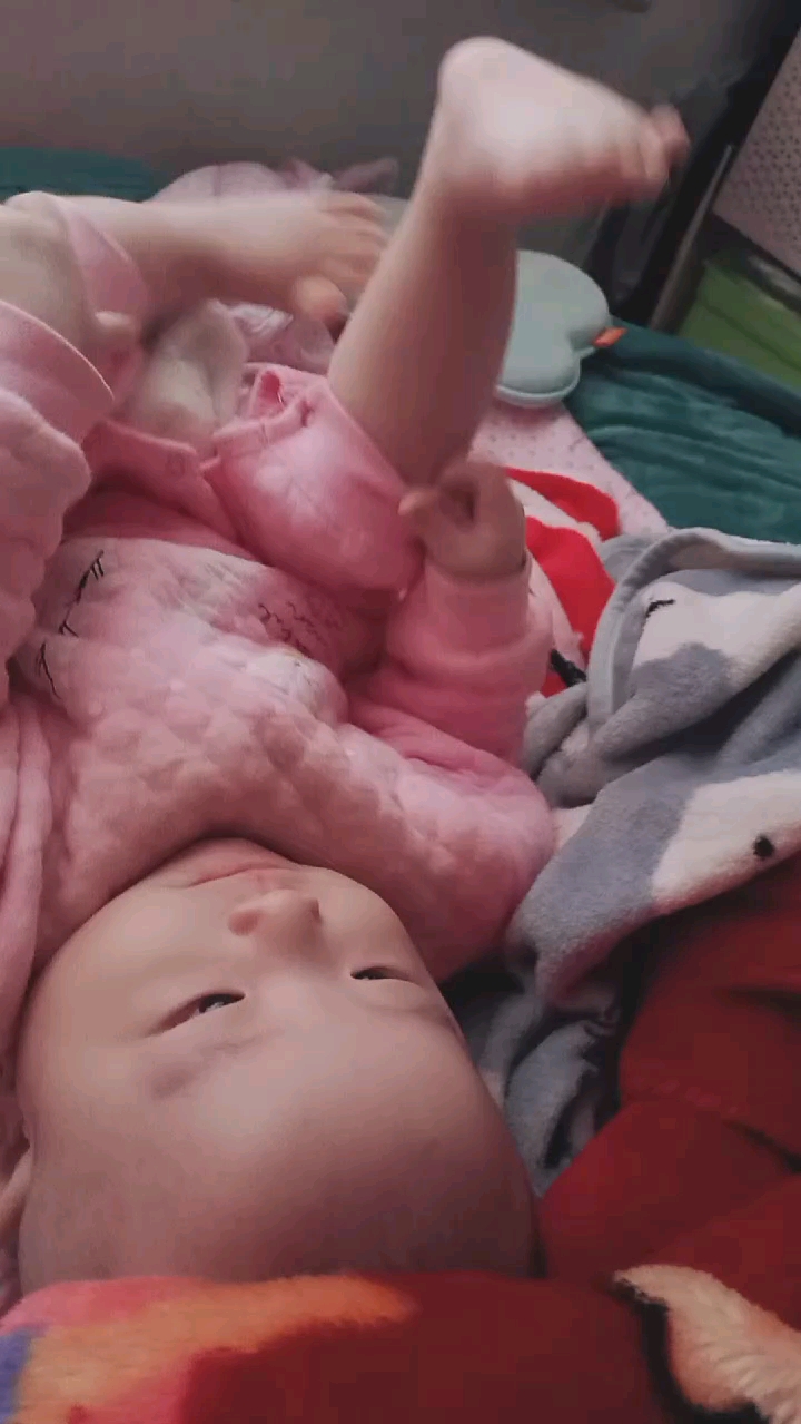 #镜头里的秋天#早上醒来玩脚丫子了。