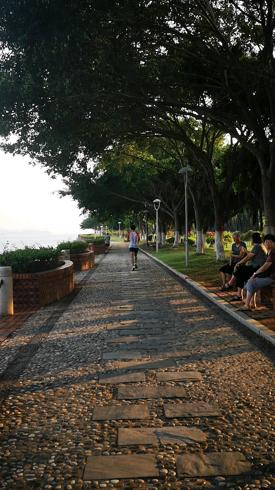 厦门鼓浪屿鹅卵石步道运动场景