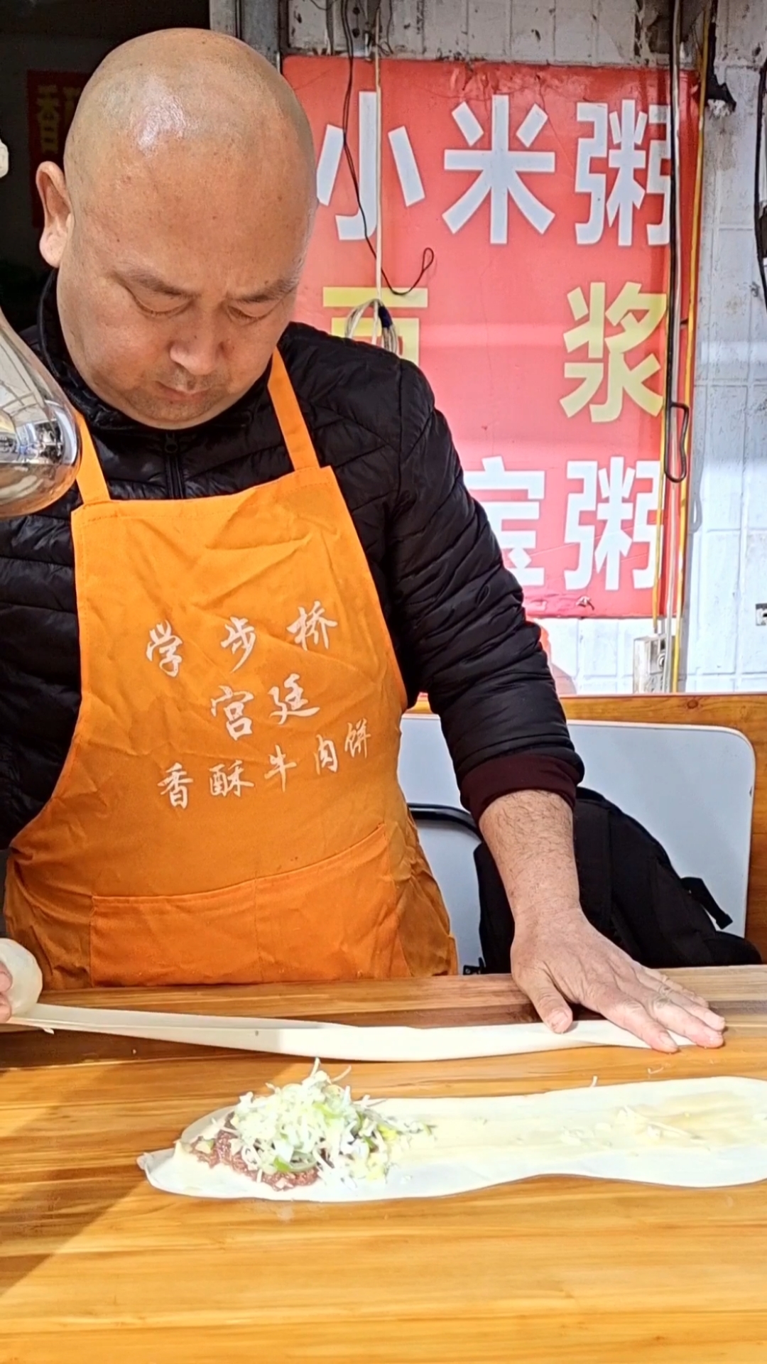 和面过秤。调馅也是过秤。有比例有配方,简单易学,卷饼十分钟就可以完全学会