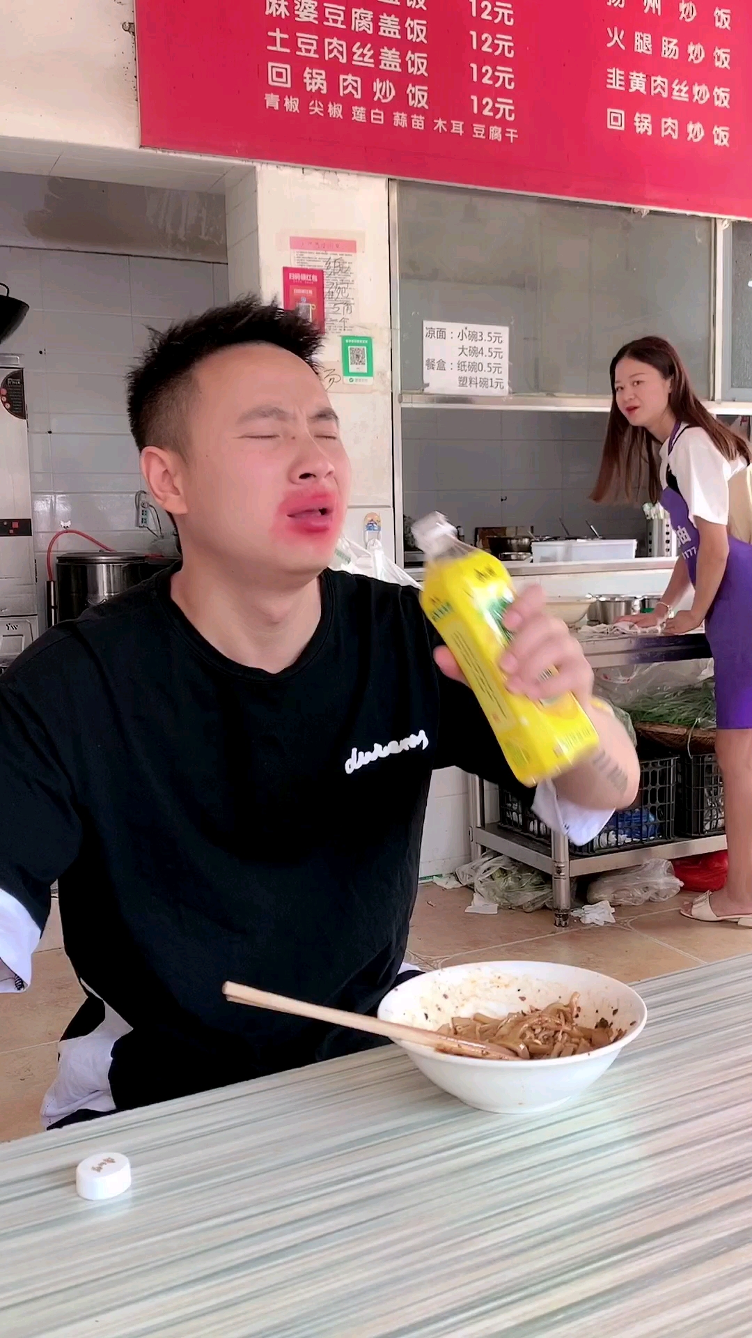 #搞笑段子剧#现在生意不好做啊,为了多卖出一瓶饮料,我是煞费苦心给你加足了辣椒,对不住了