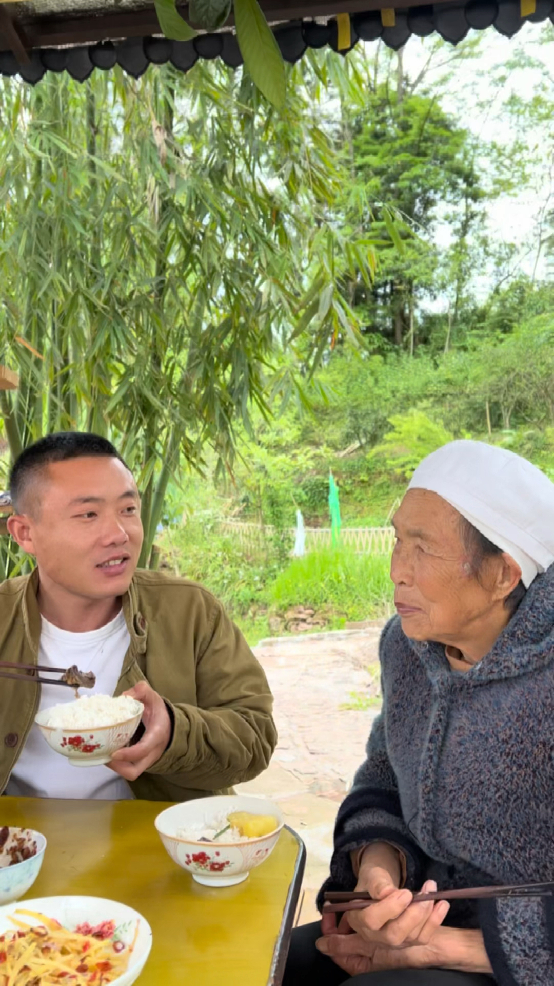 #我的乡村生活#找一块空地打理出来做一个小型养鸡场,想吃土鸡就不用买了,今天自己做的腊鸭炖