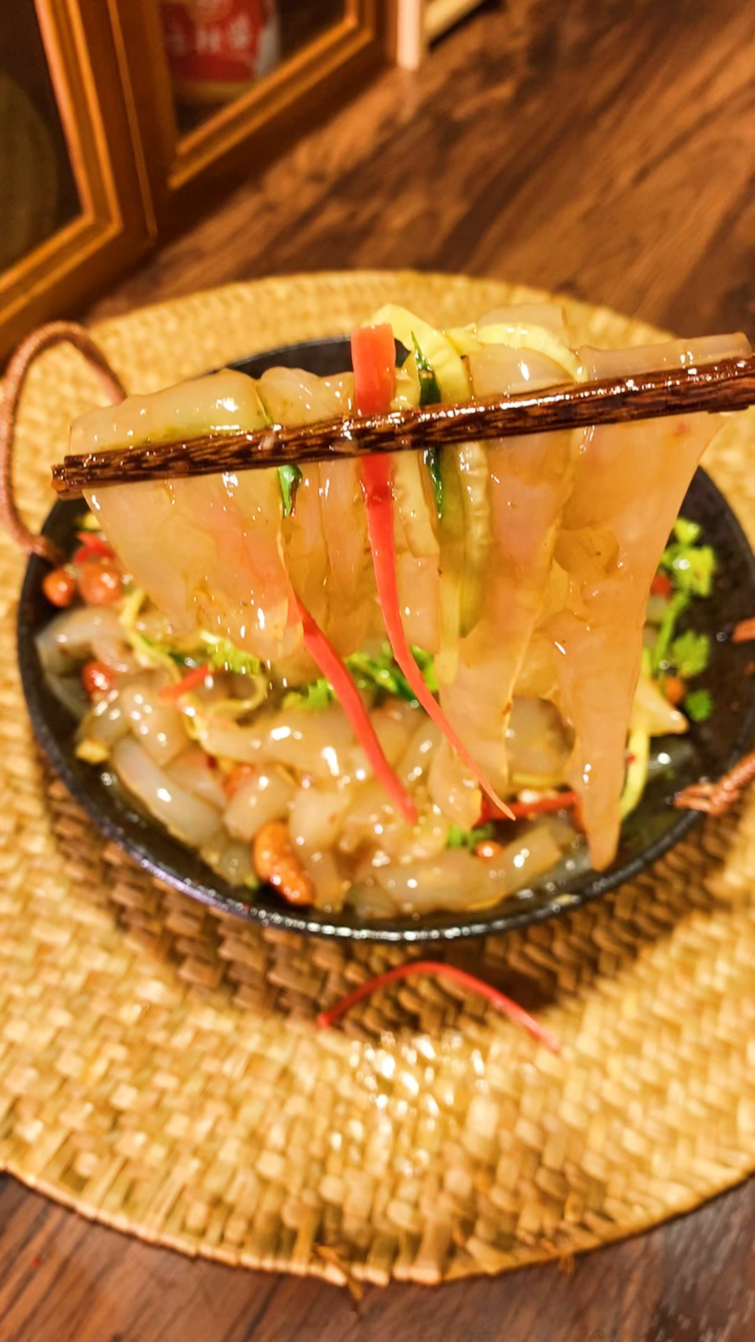 夏天餐桌上必不可少的一道菜那就是劲道爽滑的东北大拉皮,超级好吃