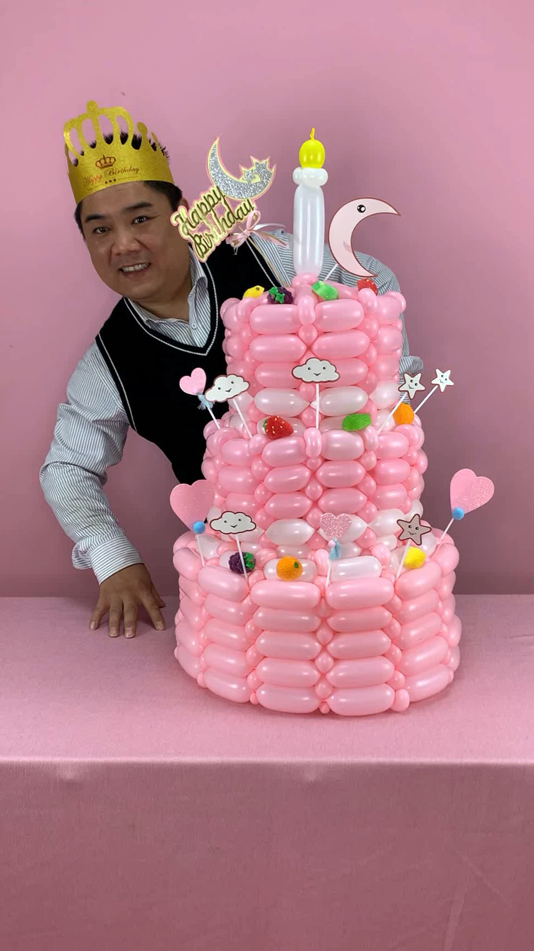 做一个生日蛋糕祝自己生日快乐。