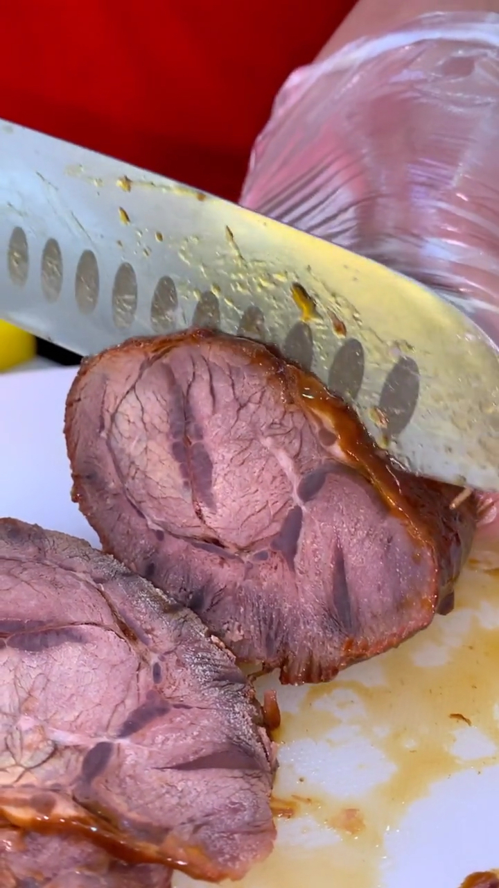八珍牛肉:八角80克香叶70克白止40克桂皮70克白糖50克白酒30克牛肉10斤