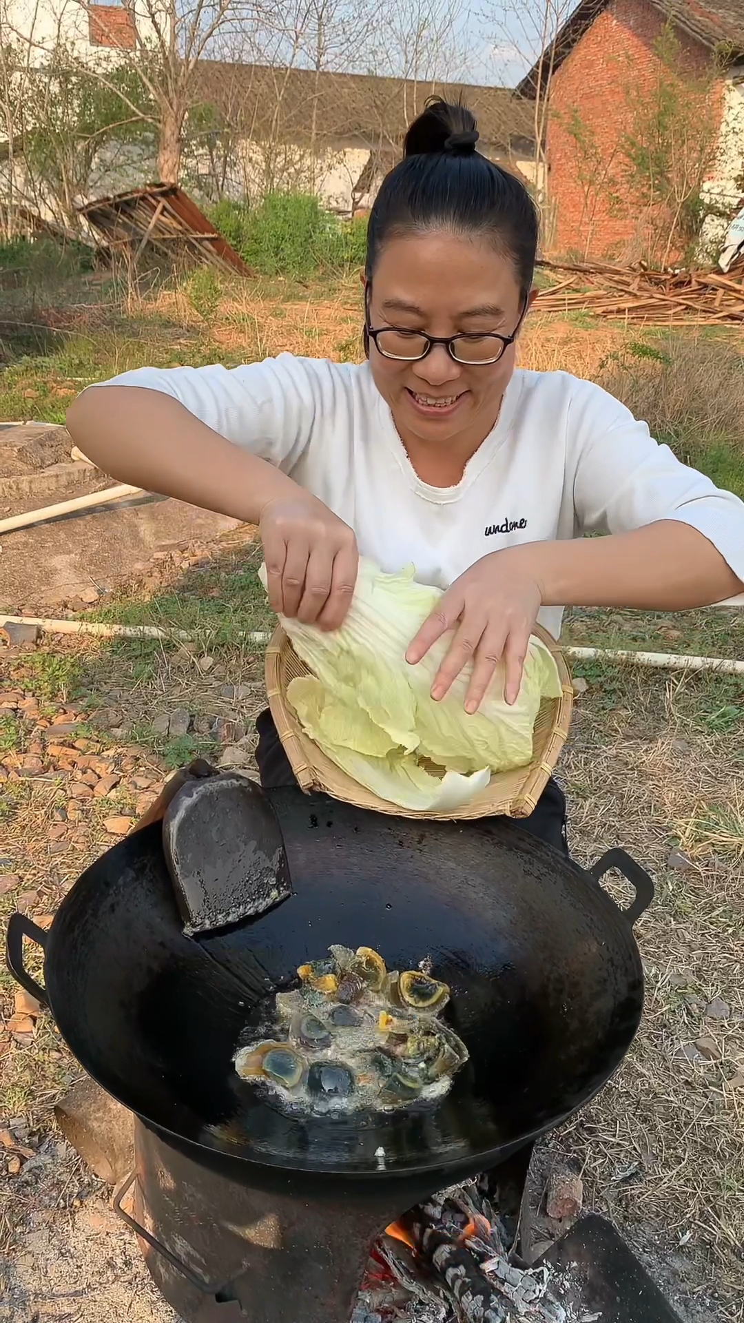 皮蛋炒大白菜,妹妹说皮蛋炒大白菜太好吃了