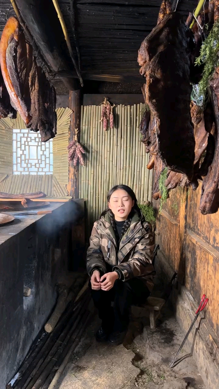 两斤土猪鲜肉用柏树枝小火慢熏30天后,只能熏出一斤三两左右的腊肉