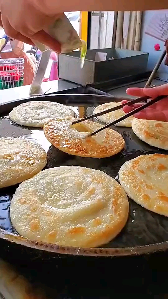真正的鸡蛋灌饼,老外看见都傻眼,才发现自己以前吃的都是假货!