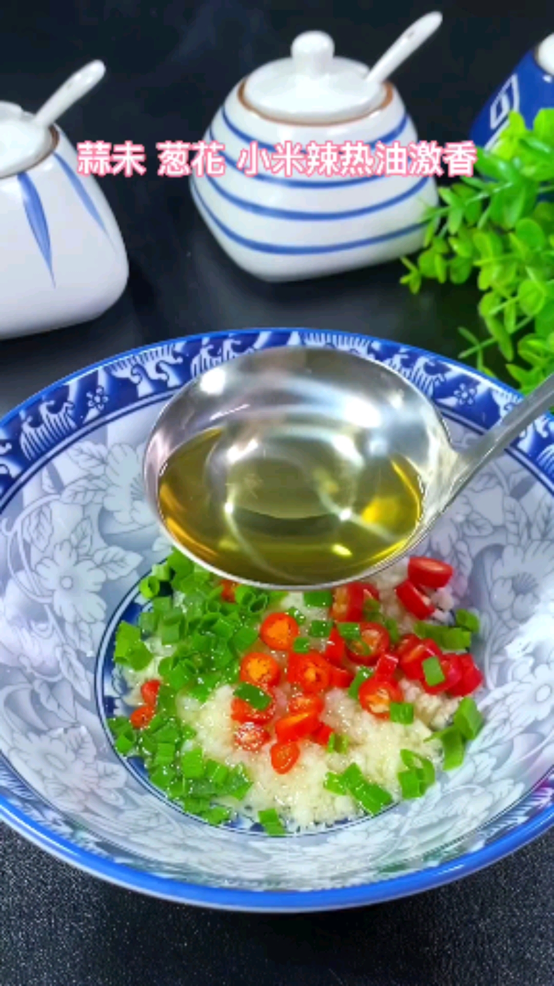 蒜泥白肉,荤素搭配,肥而不腻,学会这道菜连大厨都夸你有厨艺