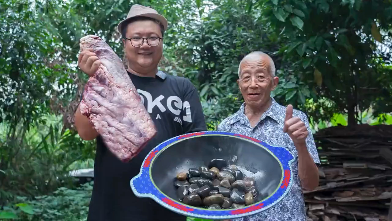 #我要上热门#买一块雪花牛肉,阿米用鹅卵石做“石爆牛肉”鲜嫩爽口,细腻不柴