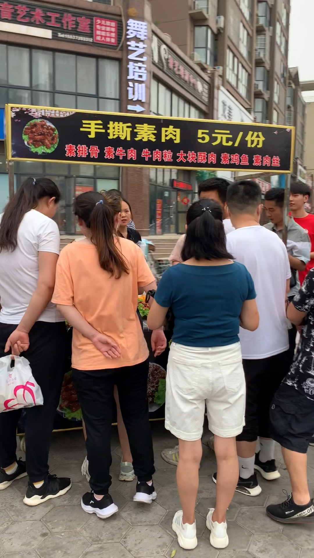 早市上麦手撕素肉,两百斤两小时麦完,成本三米,不同口味,配方分享给想摆摊的朋友