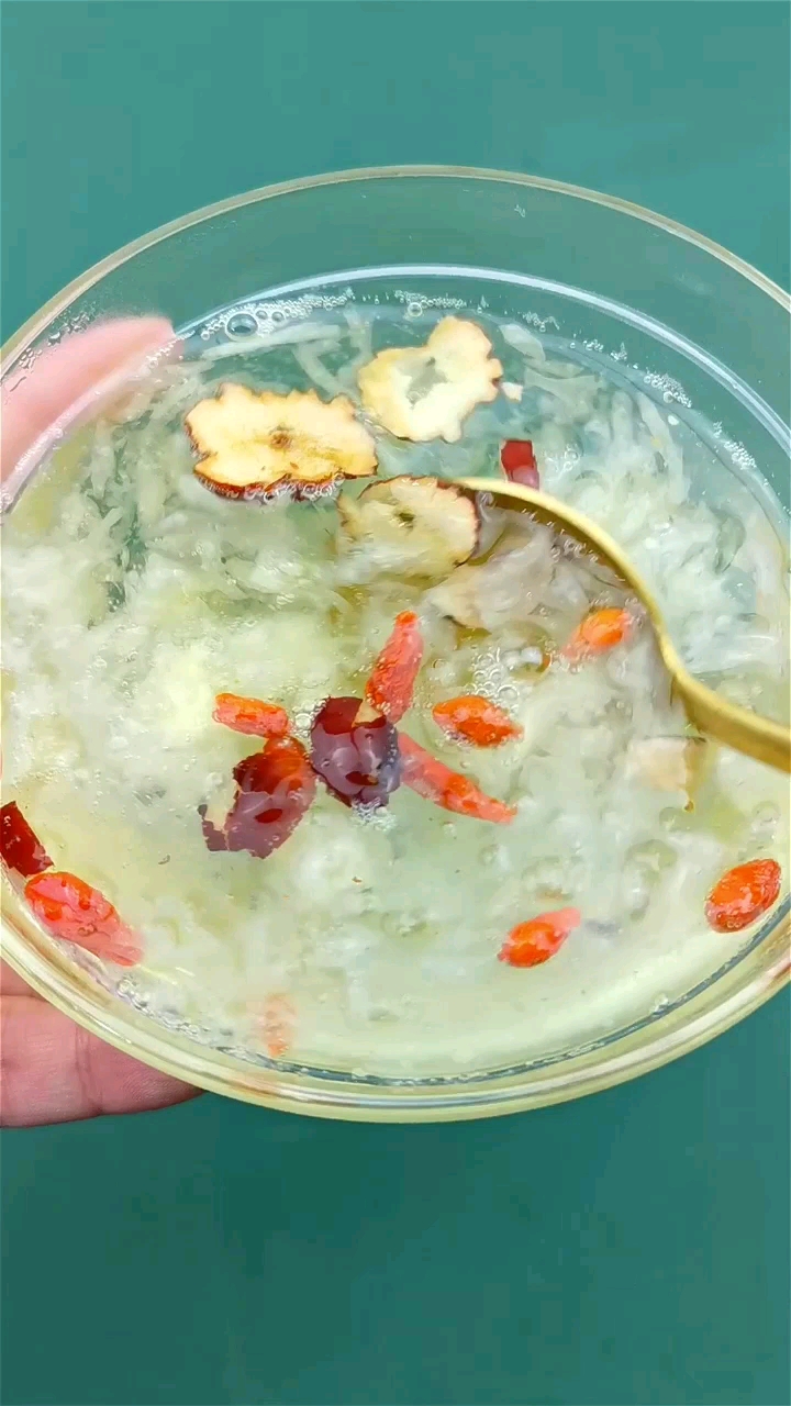 #健康养生#女朋友最爱的红枣枸杞银耳汤,最简单的做法应该是这样的