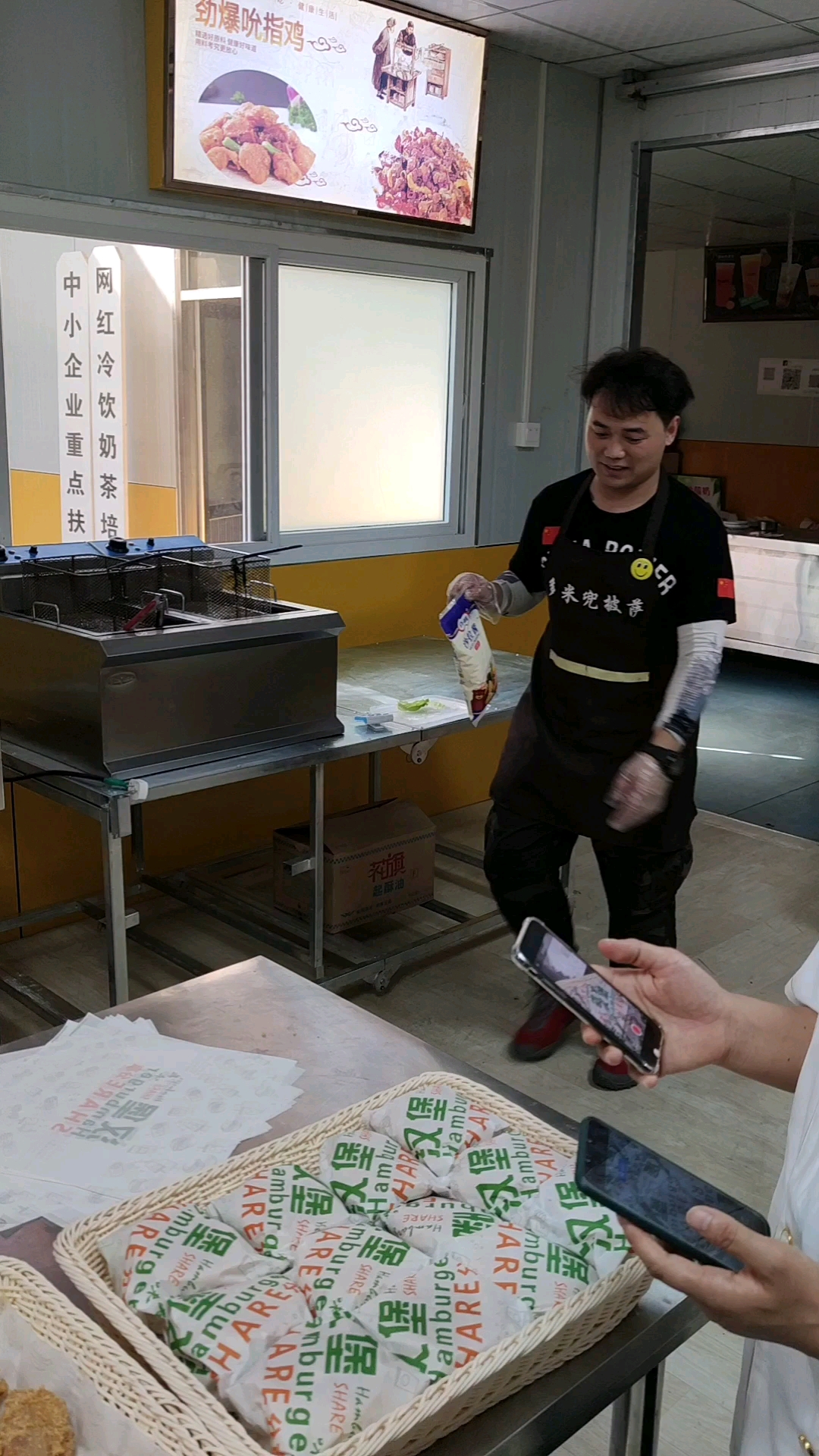 #汉堡摆摊#看中就谈,谈过了就干,致富路上跑起来