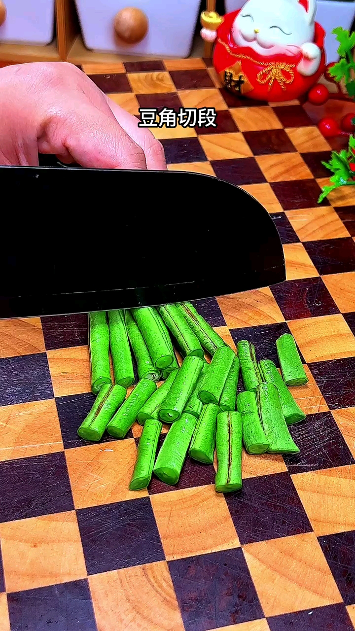 豆角你们都是怎么吃的呢,豆角和肉末一起炒简直无敌了,拌饭拌面都很好吃