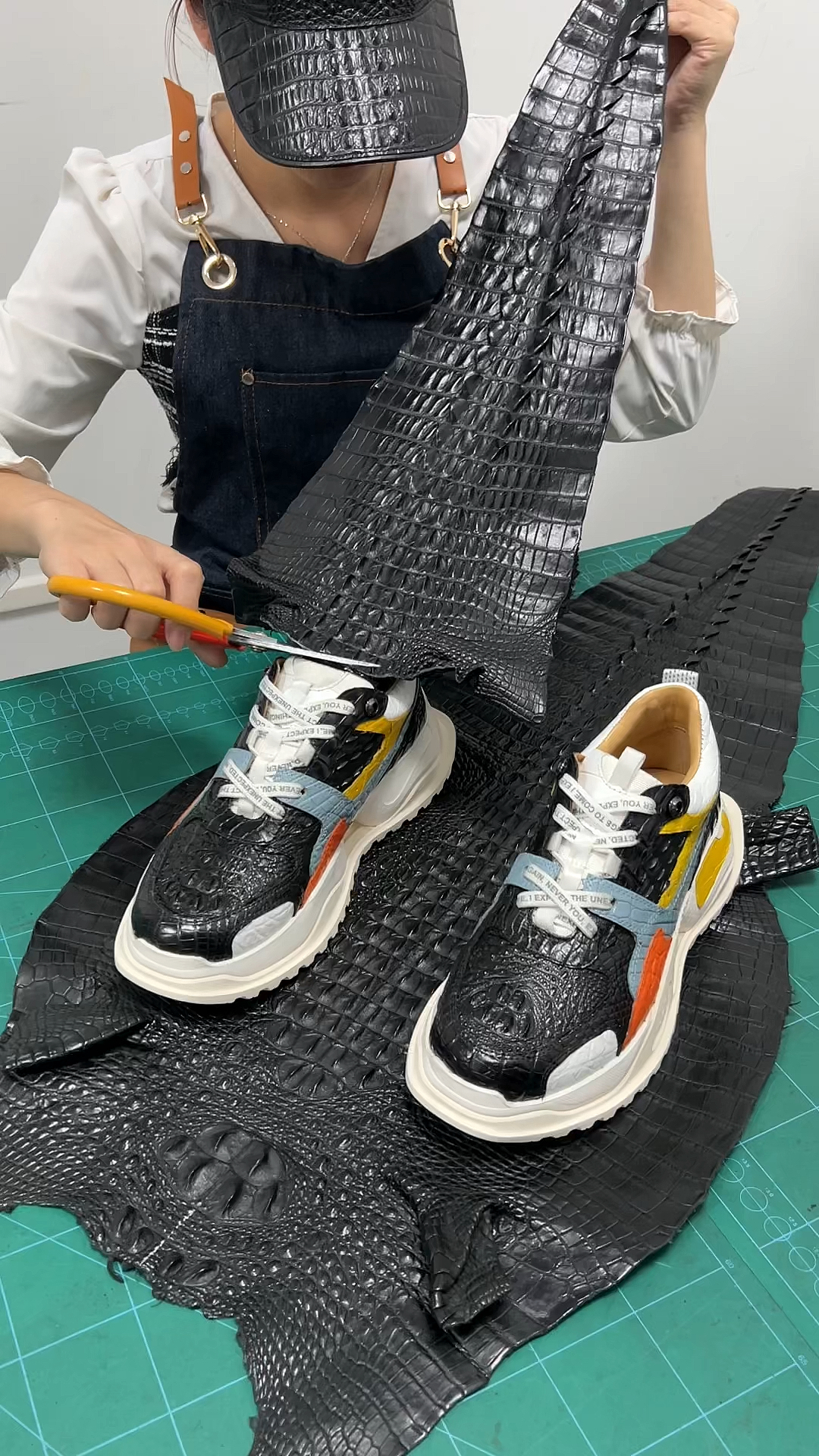 全鳄鱼皮男士运动鞋
