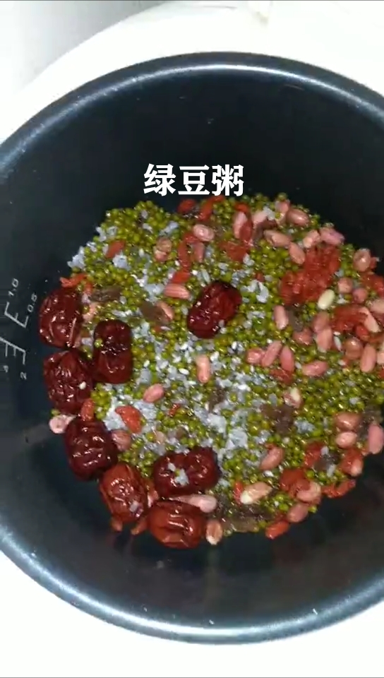 #爱美食爱生活#【绿豆粥】绿豆100克,大米50克,红枣8颗,枸杞两勺,葡萄干两勺,花生米