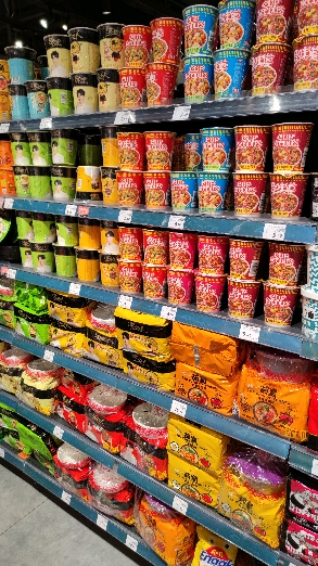 #破壳计划#武汉最大的本土超市里没看到国货白象方便面,最好的陈列还是给了康师傅和统一!