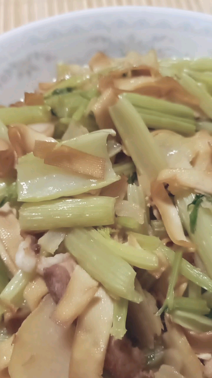 #美食不可负#芹菜土豆干豆腐乱炒,味道还可以吧!